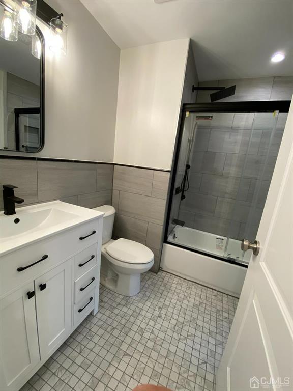 218 Edpas Road New Brunswick, NJ 08901 - Photo 14 of 17 a bathroom with a toilet a sink and shower