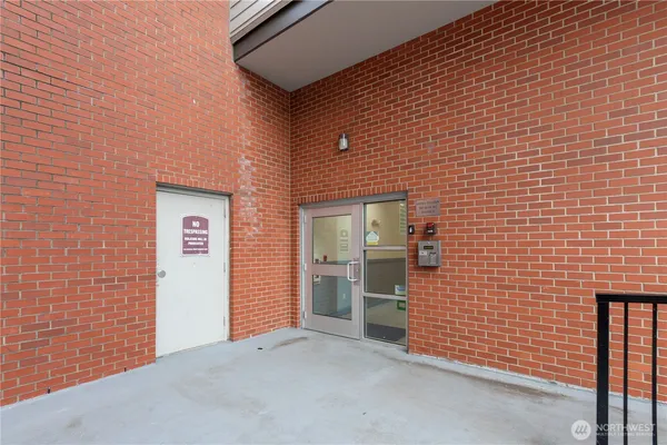 $269,995 | 2818 Grand Avenue, Unit B401, Everett, WA 98201