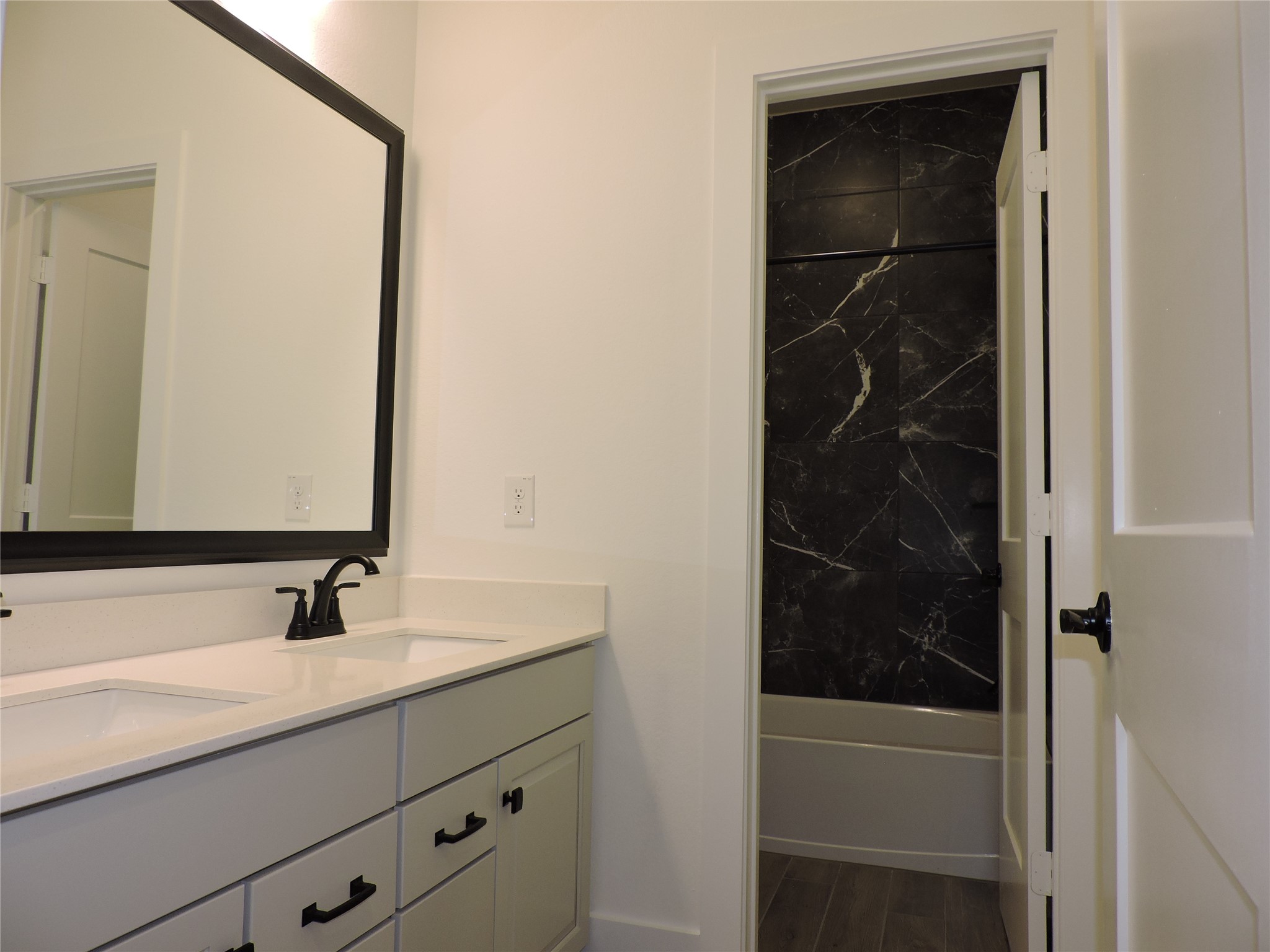 12853 Meadow Wind Way Conroe, TX 77302 - Photo 27 of 34 Upstairs hall bath, dual vanity with separate Shower and Tub.