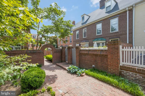 $3,995 | 671 South Columbus Street, Alexandria, VA 22314