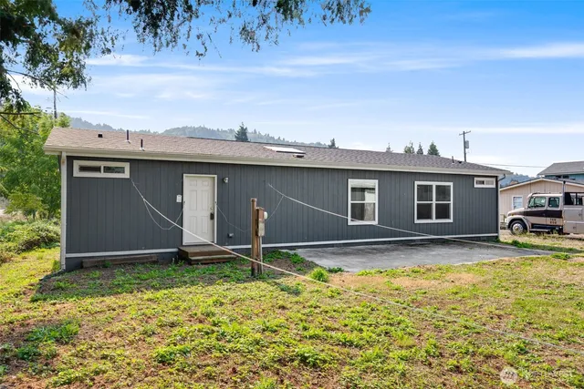 a view of a house with a yard