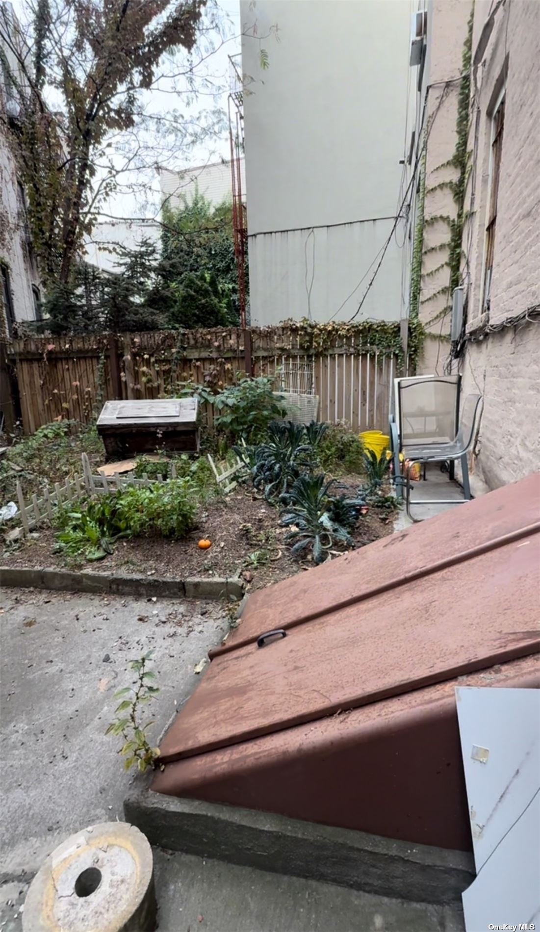 695 Meeker Avenue, Unit 6 Brooklyn, NY 11222 - Photo 14 of 17 a backyard of a house with lots of green space