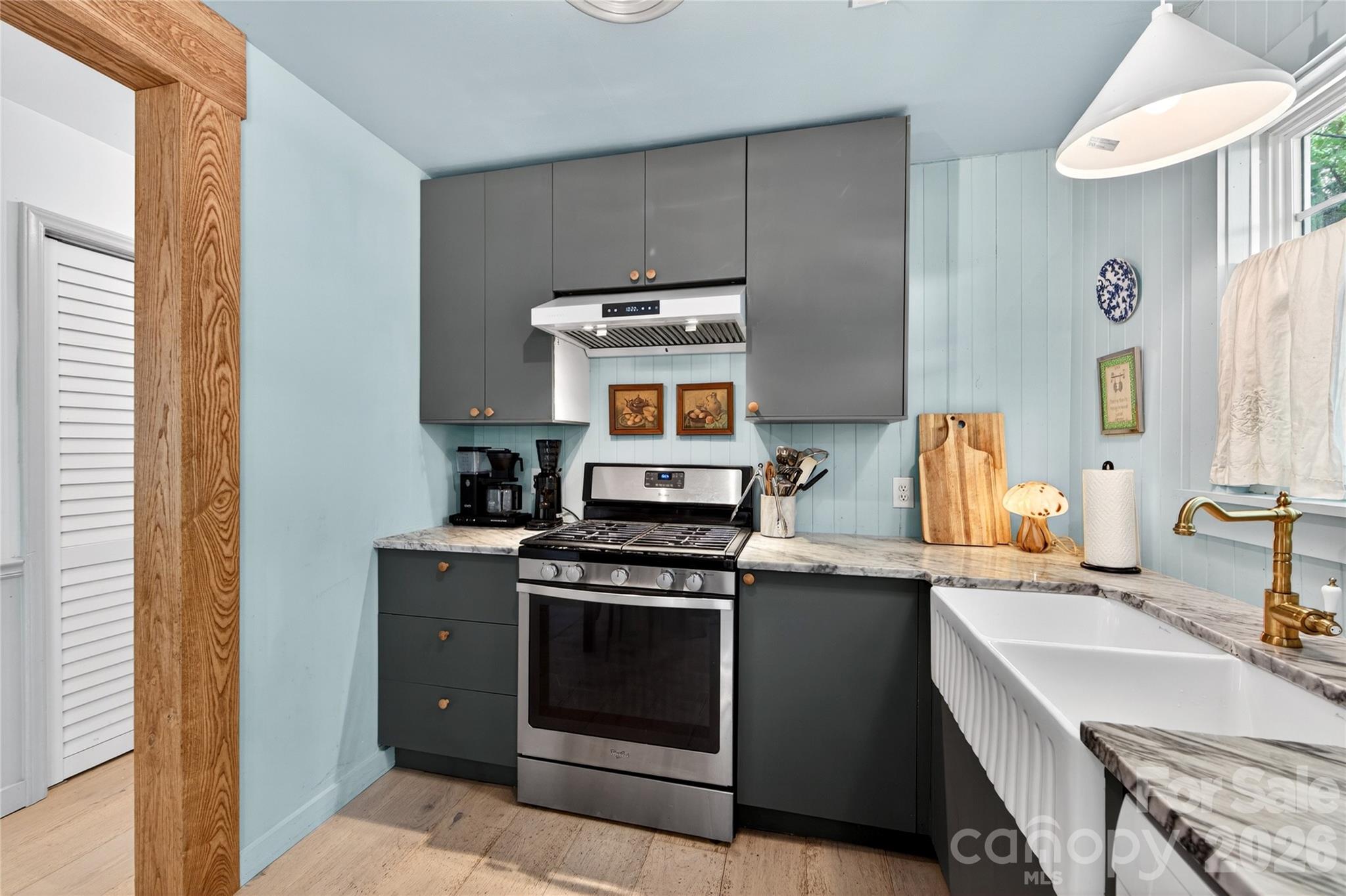 8713 Golf Ridge Drive Charlotte, NC 28277 - Photo 11 of 30 a kitchen with a stove and a sink