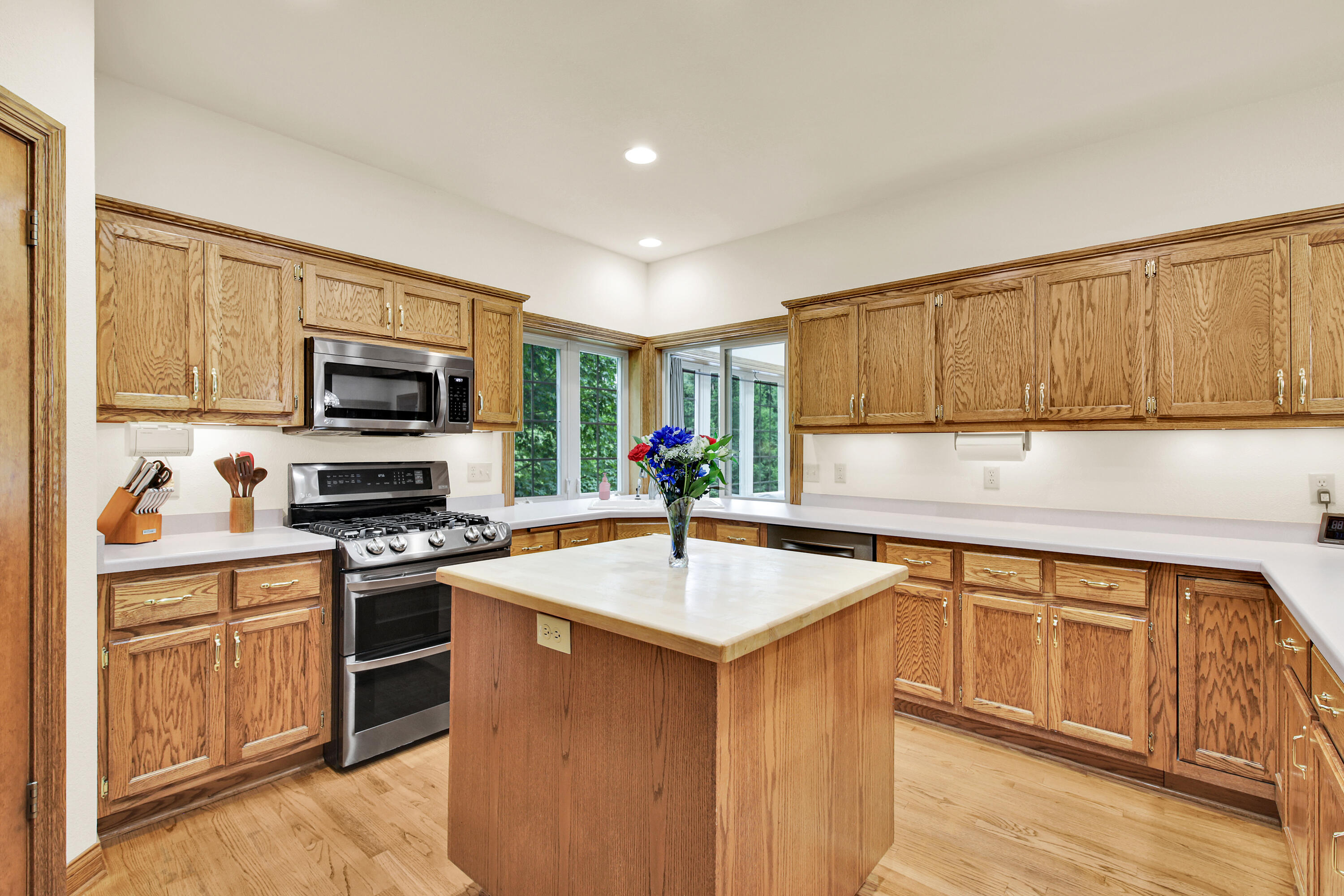 615 Kettle Ridge Richfield, WI 53017 - Photo 5 of 44 Loads of Counter Space