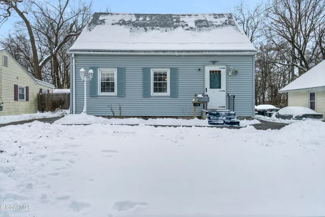 $250,000 | 268 Maryland Avenue East, East Greenbush, NY 12144