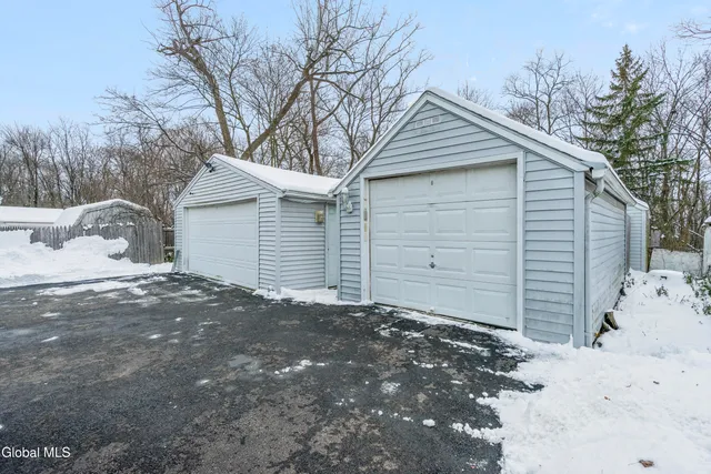 $250,000 | 268 Maryland Avenue East, East Greenbush, NY 12144