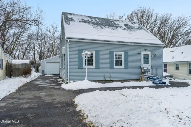 $250,000 | 268 Maryland Avenue East, East Greenbush, NY 12144