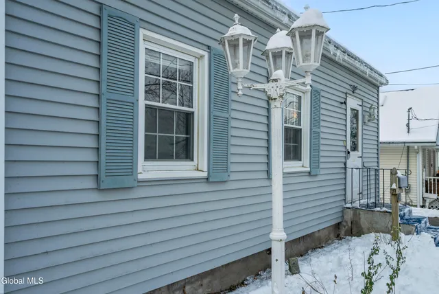 $250,000 | 268 Maryland Avenue East, East Greenbush, NY 12144