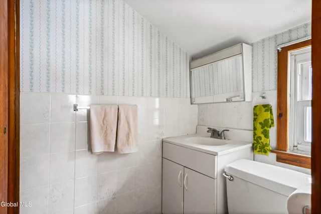 $250,000 | 268 Maryland Avenue East, East Greenbush, NY 12144