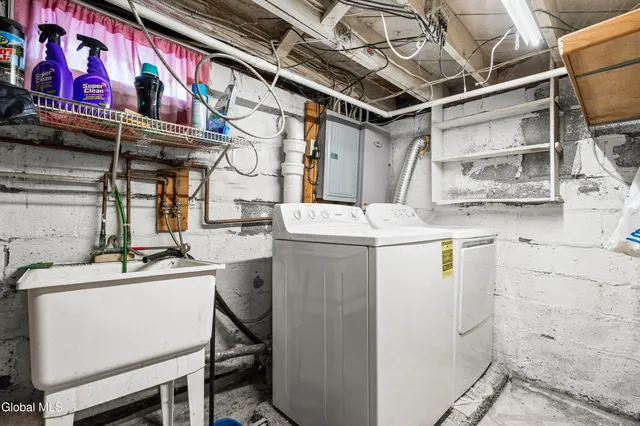 $250,000 | 268 Maryland Avenue East, East Greenbush, NY 12144