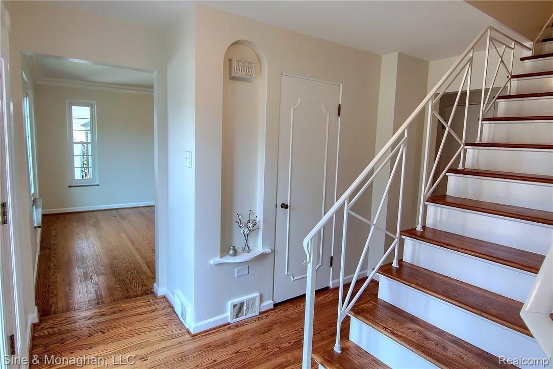580 Roslyn Road Grosse Pointe, MI 48236 - Photo 3 of 29 View_From_Foyer.jpg