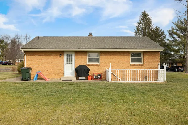 a view of back yard of the house