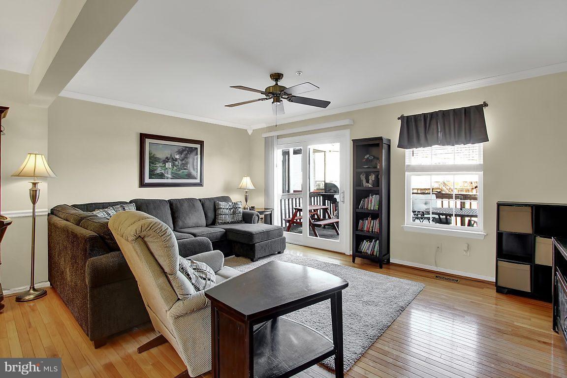 633 Hunting Fields Road Baltimore, MD 21220 - Photo 3 of 25 Living Room