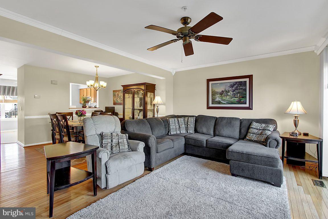 633 Hunting Fields Road Baltimore, MD 21220 - Photo 4 of 25 Living Room