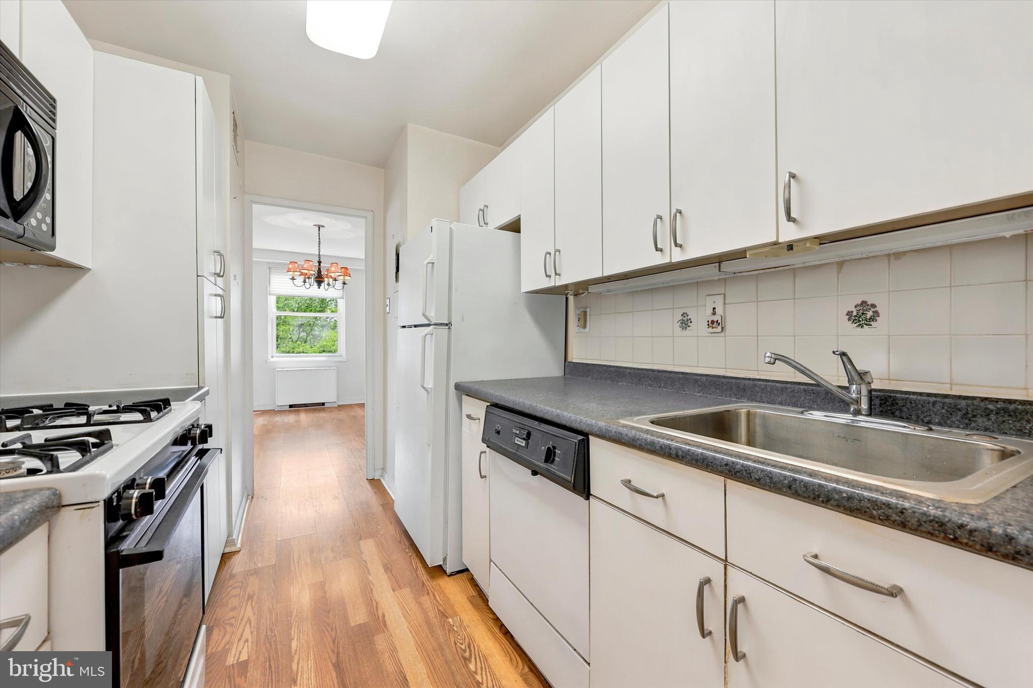 1600 Hagys Ford Road, Unit 6B Penn Valley, PA 19072 - Photo 7 of 18 Kitchen