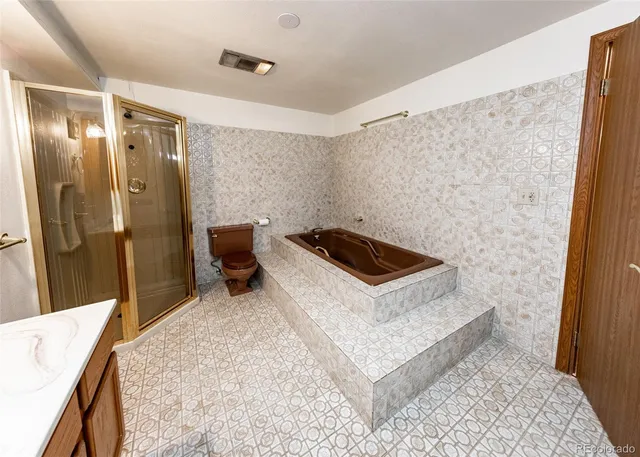 a view of a backyard with green space