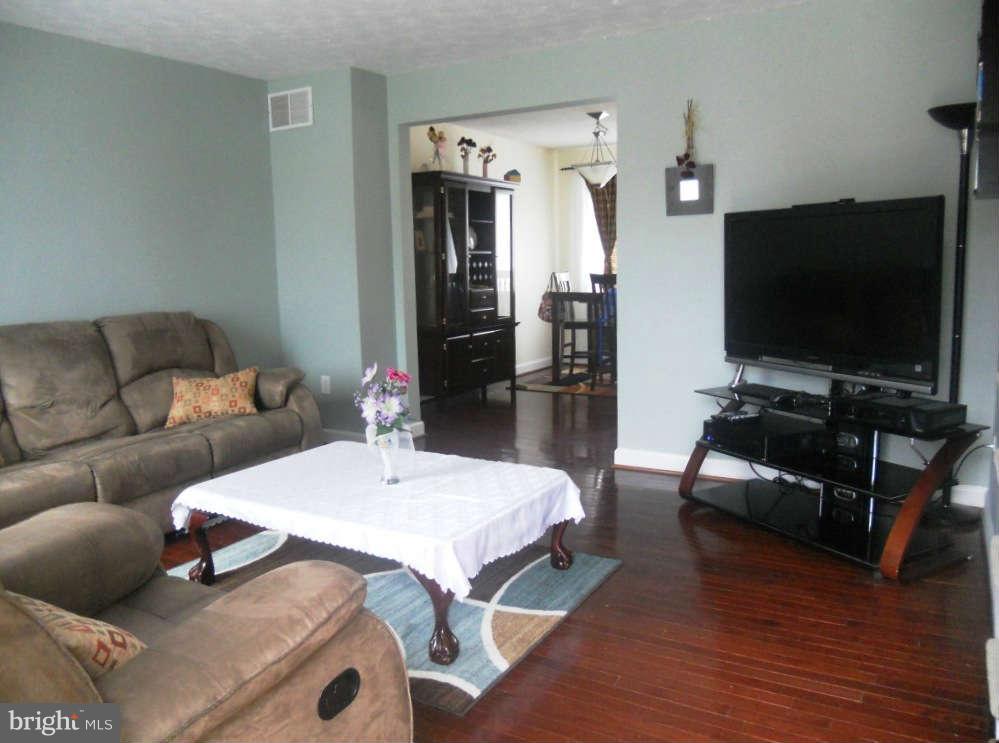 15 Haley Road Baltimore, MD 21221 - Photo 2 of 26 Living Room