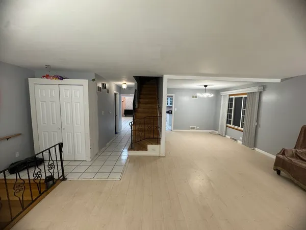 $3,500 | 225 East River Road, Des Plaines, IL 60016