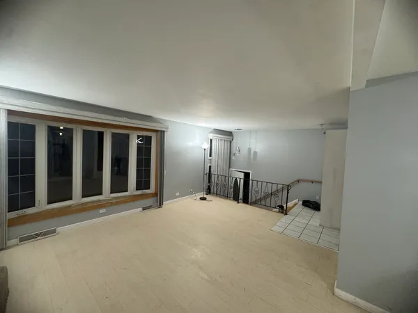 $3,500 | 225 East River Road, Des Plaines, IL 60016
