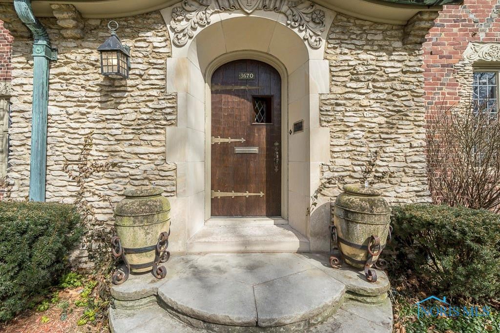 3670 Brookside Road Toledo, OH 43606 - Photo 2 of 35 Front Entry
