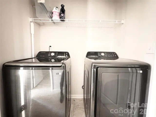 a view of livingroom with furniture