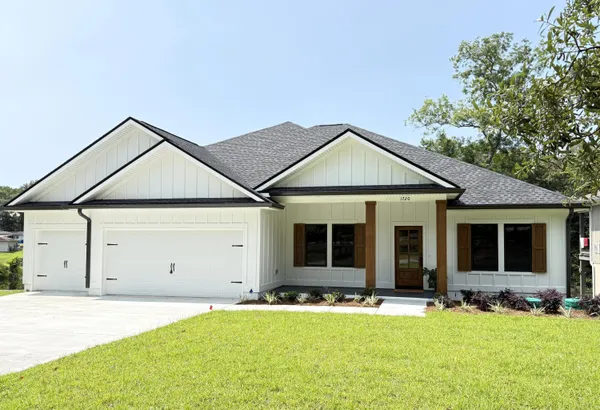 a view of a house with yard and garage