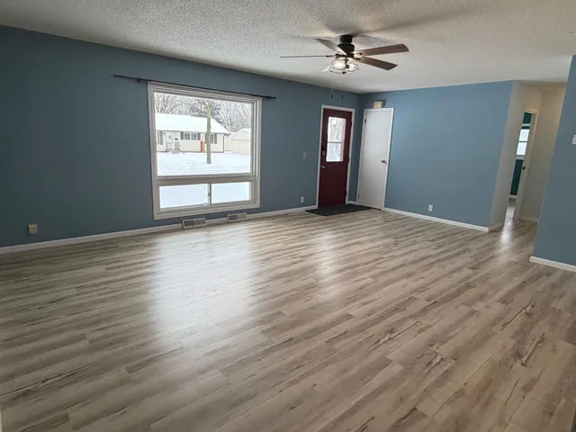 $279,900 | 724 Southview Drive, Hutchinson, MN 55350