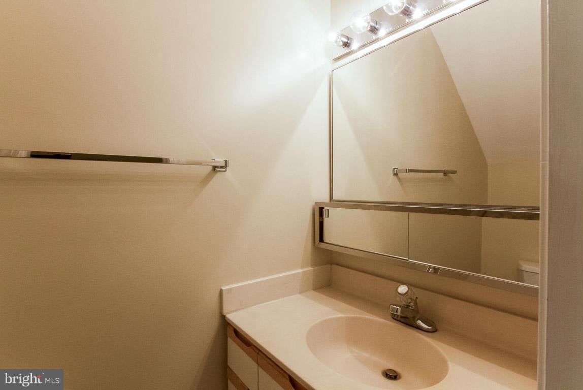 502 Groff Court Northeast Washington, DC 20002 - Photo 11 of 22 Bath