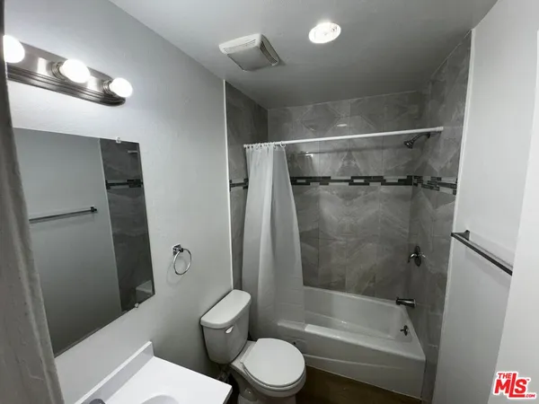 $1,695 | 13562 Vanowen Street, Unit 23, Van Nuys, CA 91401