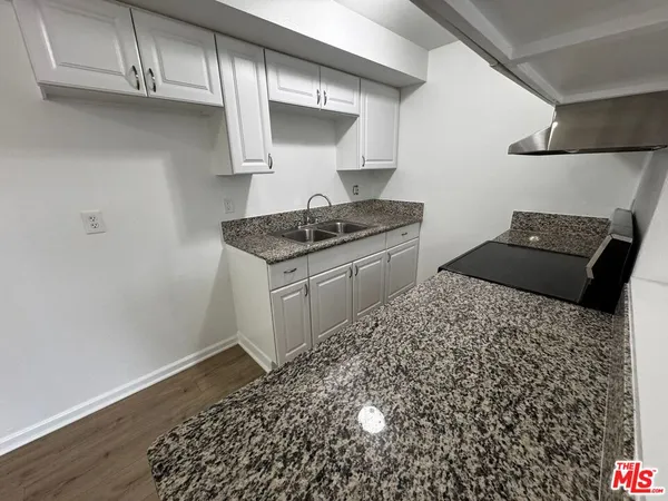 $1,695 | 13562 Vanowen Street, Unit 23, Van Nuys, CA 91401