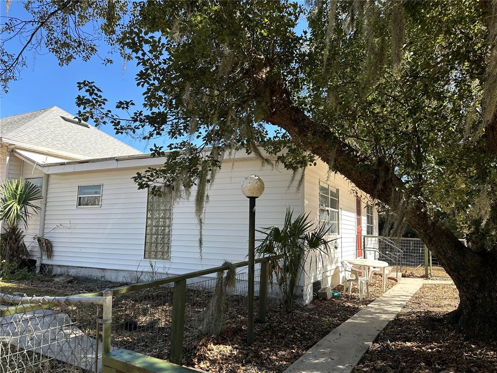 513 West Main Street Wauchula, FL 33873 - Photo 10 of 43 a front view of a house with a tree
