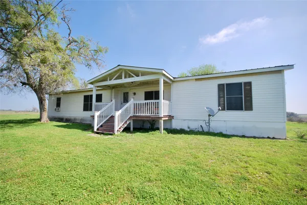 $513,000 | 2301 US 90, Flatonia, TX 78941
