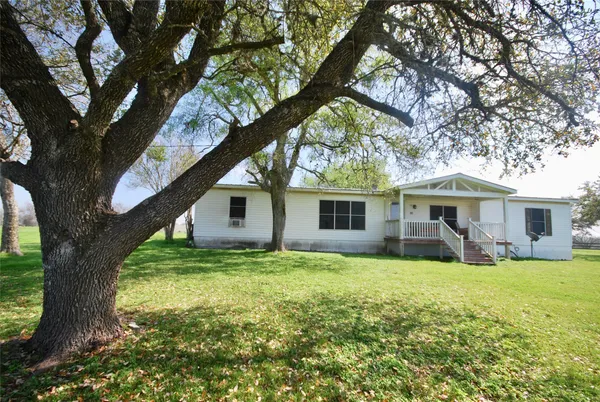 $513,000 | 2301 US 90, Flatonia, TX 78941