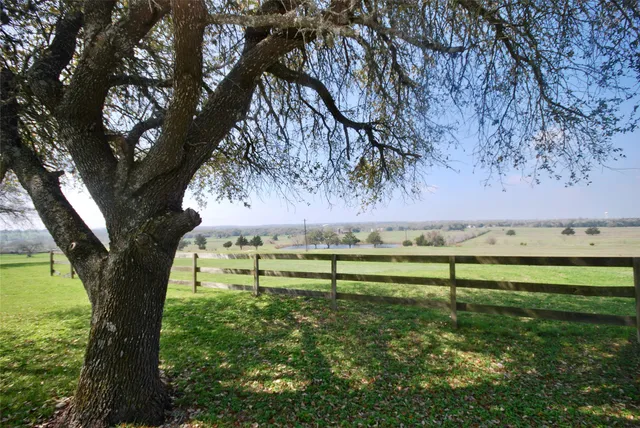 $538,000 | 2301 US 90, Flatonia, TX 78941