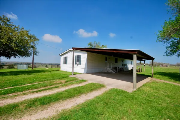 $513,000 | 2301 US 90, Flatonia, TX 78941