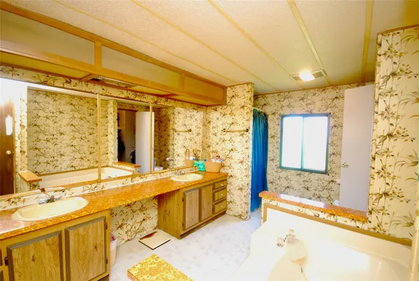 $513,000 | 2301 US 90, Flatonia, TX 78941