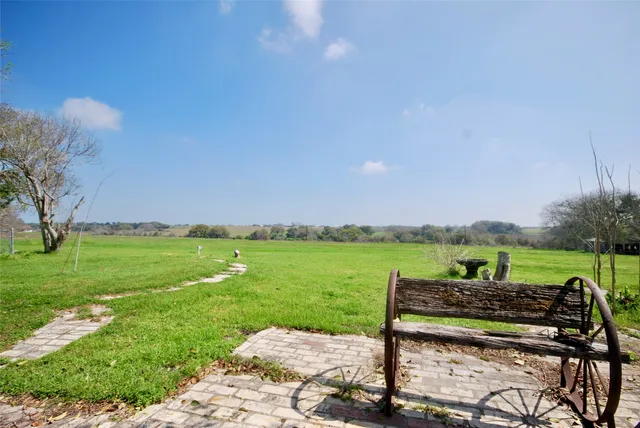 $538,000 | 2301 US 90, Flatonia, TX 78941