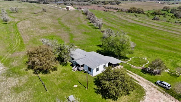 $513,000 | 2301 US 90, Flatonia, TX 78941