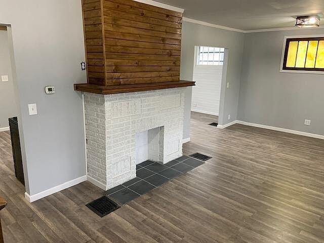 2444 Lockbourne Road Columbus, OH 43207 - Photo 4 of 13 Living Room
