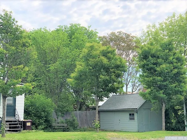 a view of house with a yard