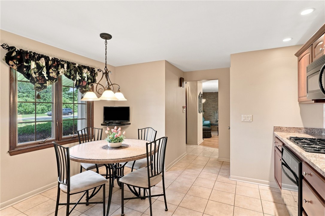 695 Embury Road Penfield, NY 14625 - Photo 18 of 39 Eat In Kitchen