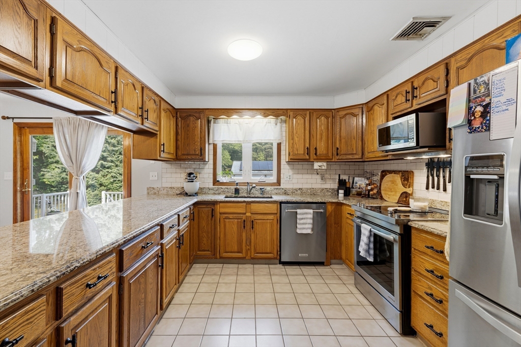 1535 Meridian Street Fall River, MA 02720 - Photo 4 of 40