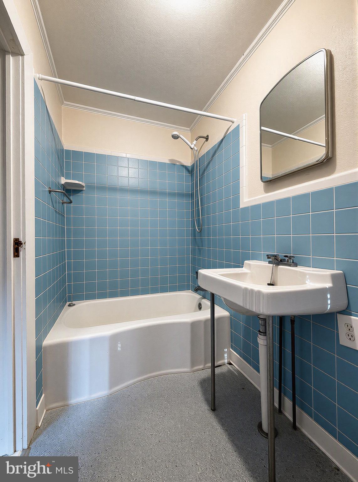 18167 River Road Tall Timbers, MD 20690 - Photo 18 of 62 a bathroom with a sink a bathtub and next to a window