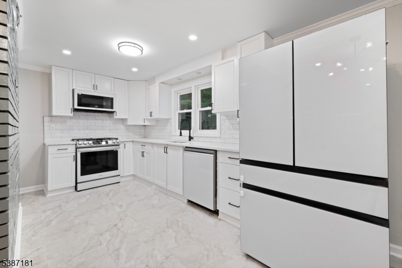 88 Emerson Road Somerset, NJ 08873 - Photo 5 of 34