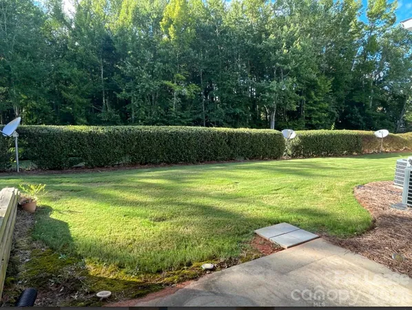 a view of a garden with basketball court