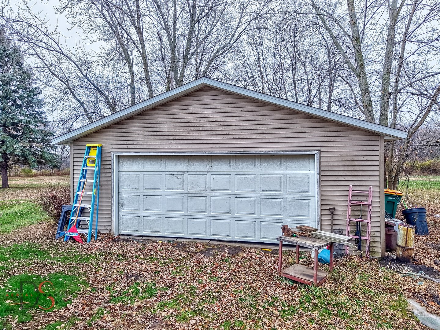 32415 North 600 E Road Streator, IL 61364 - Photo 41 of 44 a backyard of a house with wooden fence and a tree