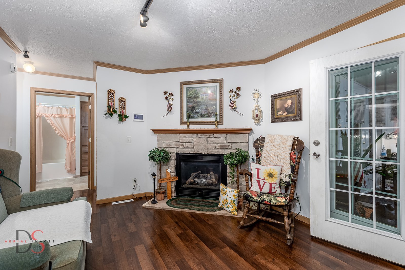 32415 North 600 E Road Streator, IL 61364 - Photo 7 of 44 a living room with furniture and a fireplace