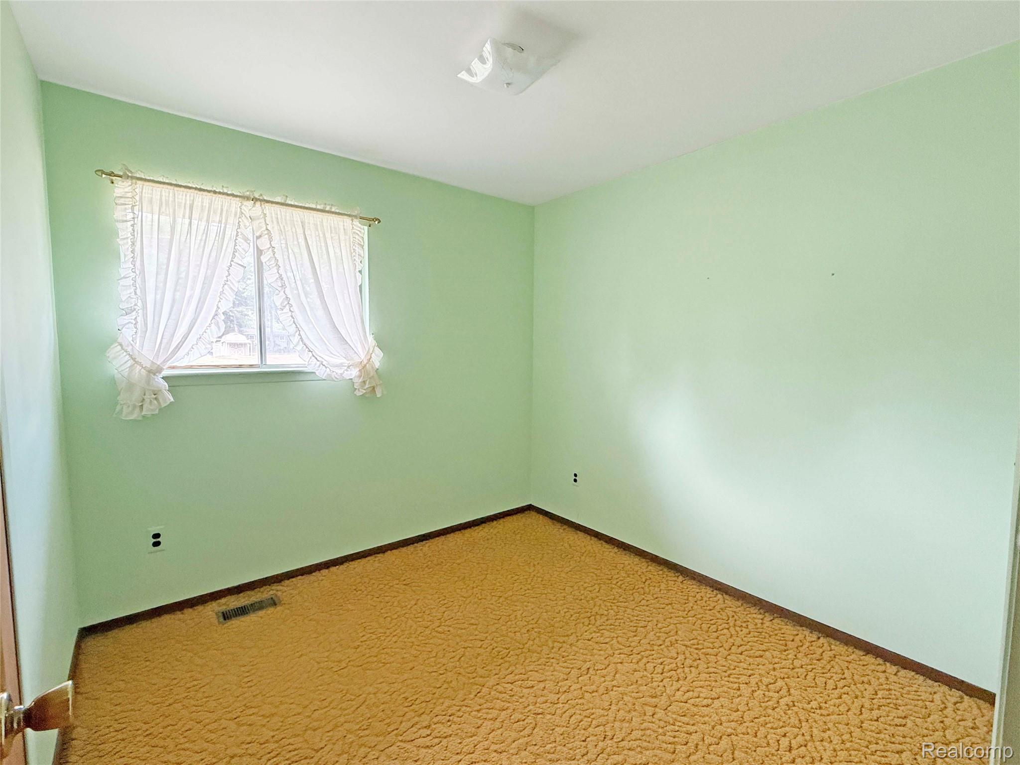 556 Trombley Road Troy, MI 48083 - Photo 7 of 16 545438778afbe2e77772c0ceef886bbc35c0ae18.jpg