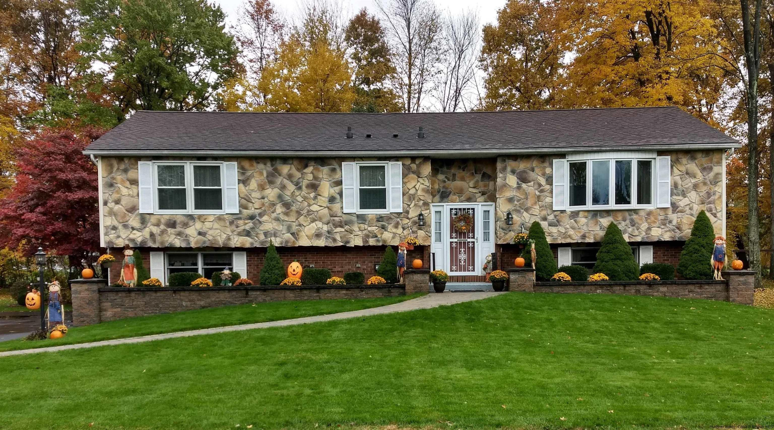 8 Pawan Circle Lake Katrine, NY 12449 - Photo 27 of 28 a view of house with yard and front view of a house