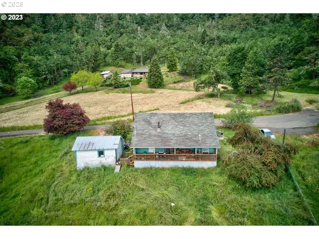 a view of a back yard